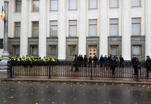 Под Радой собралось уже 300 человек