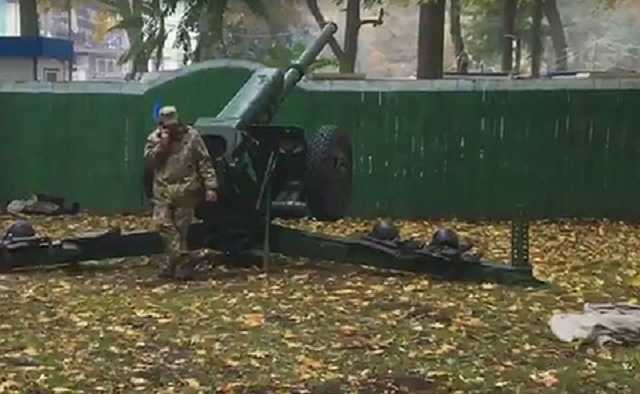 Поблизу Верховної ради встановили гармати