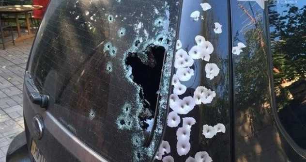 В Запорожье средь бела неизвестные расстреляли внедорожник