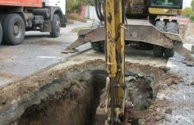 В Днипре коммунальщики укладывают кабель по костям героев Крымской войны