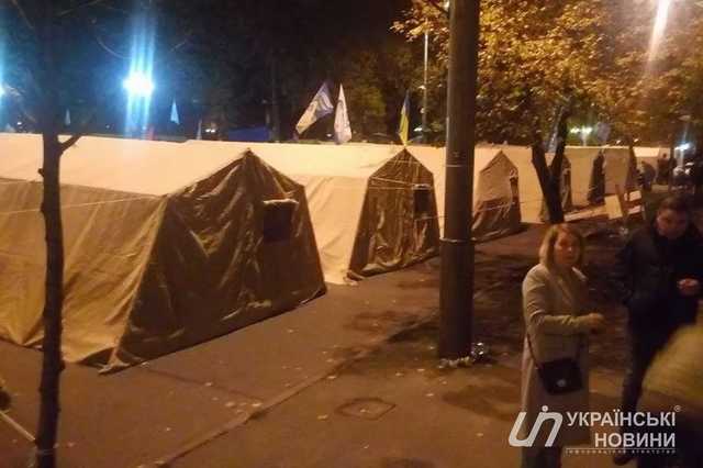 Возле Рады митингующие установили более 60 палаток