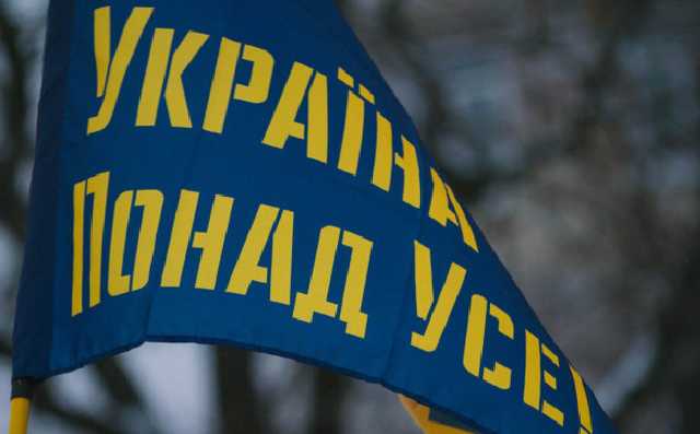 Участники протеста под Радой начали сворачивать флаги, но расходиться не собираются