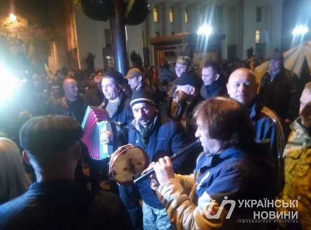Возле Рады митингующие установили более 60 палаток