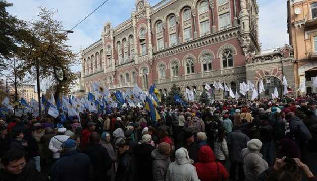 Активисты начали возводить баррикаду под Радой