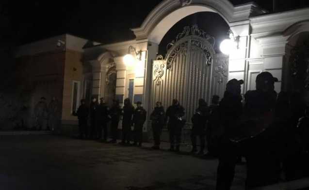 "Армии тут больше, чем в АТО". Как Автомайдан к имению Порошенко съездил