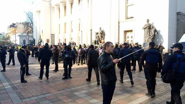 "Что это за промывание мозгов?". Полиция начала "шумовую атаку" на протестующих