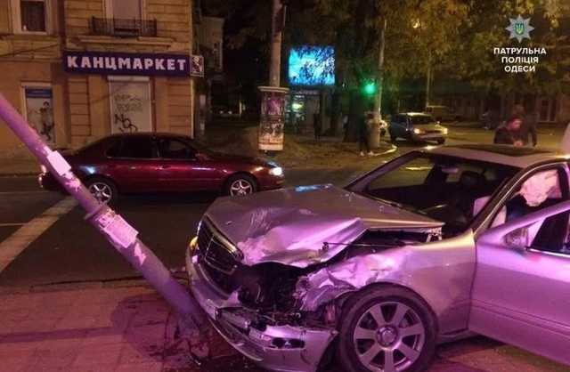 В центре Одессы Mercedes влетел в столб светофора из-за столкновения с BMW