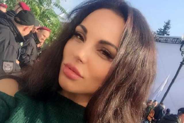 З мітингу під Радою бабці вигнали "занадто гарну" дівчину