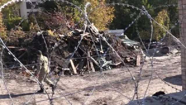 Боевики и титушки огородили участок Порошенко колючей проволокой