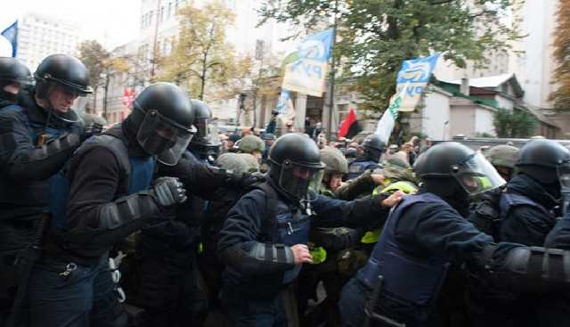 Силовики напали на протестующих в Киеве, – Соболев