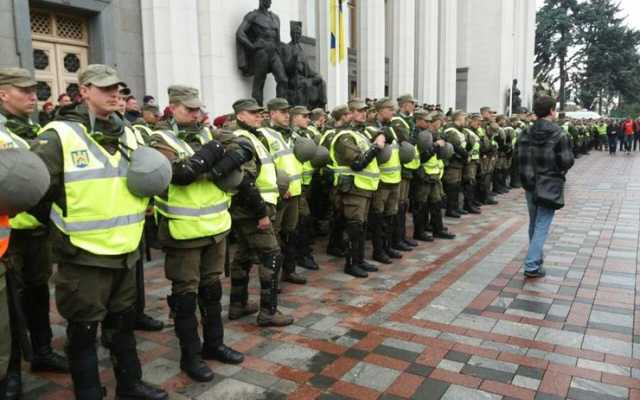 Нацгвардия свозит на Банковую любопытные вещи: фото