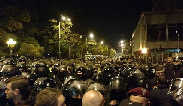 Протестующие под Верховной Радой сразу после ужина начали петь под гармонь