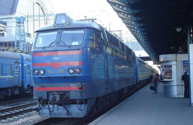 "Без беляшей и вафель по 100 гривен": блогер назвал идеальное меню "Укрзализныци"