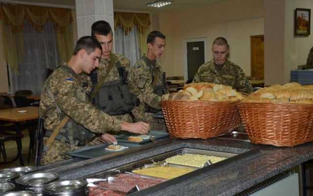 Ужас и позор: бойцы показали, чем их кормят не на камеру