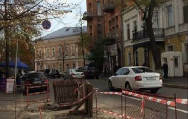 В Киеве напротив посольства Польши ушел под землю асфальт