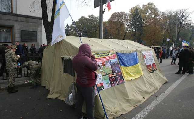К митингу присоединились ветераны АТО, они созывают народное вече