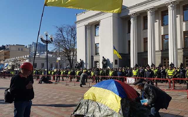 Под Радой носят чучело Порошенко верхом на казаке