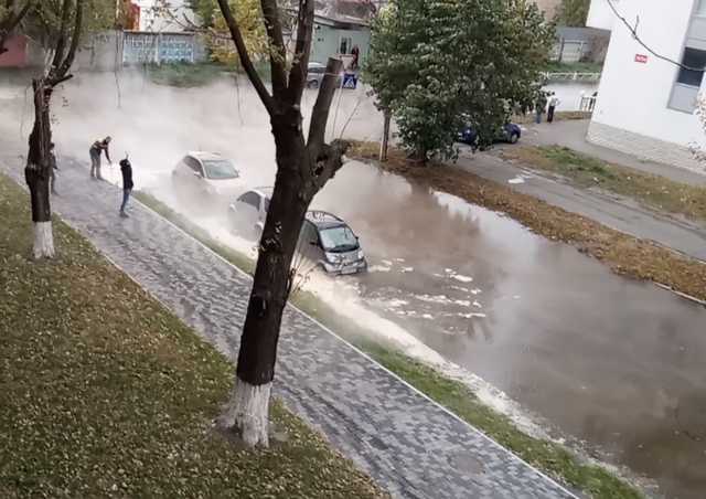 В центре Киева гейзер с горячей водой залил стоянку с машинами
