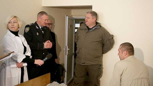 Избитому под Радой полицейскому в больнице вручили знак "За отвагу в службе"