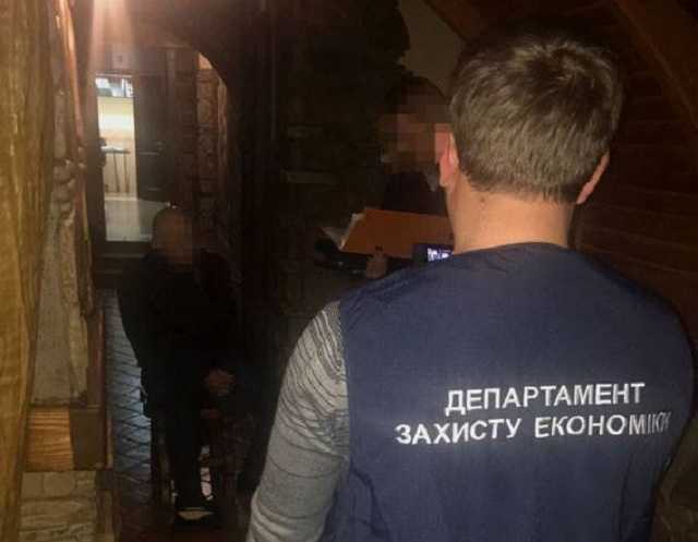 У тернопільському ресторані на хабарі 400 тисяч гривень затримали податківця