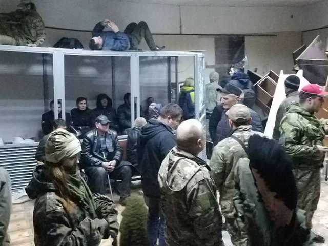 В разгромленном зале суда соратники Коханивского ждут продолжения заседания
