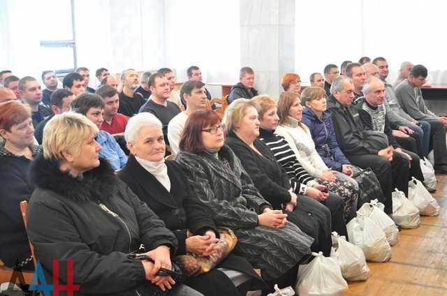 «За поддержку ДНР»: работников шахты Засядько в Донецке наградили едой