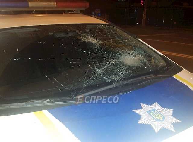 В Киеве полицейский автомобиль сбил пешехода: фото ДТП