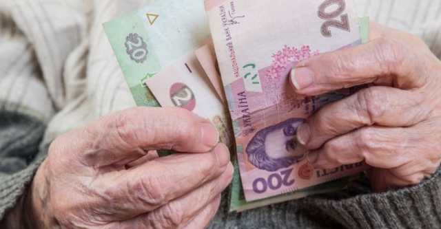 Пенсионеры штурмуют пенсионные фонды, чтобы узнать, как им насчитали надбавки