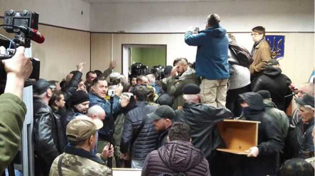 Красиво бить не запретишь. Во сколько нам обходятся погромы активистов и драки депутатов