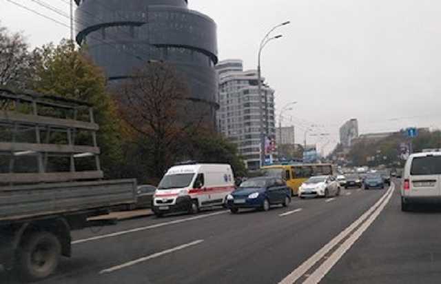 В Киеве маршрутка столкнулась с троллейбусом, есть пострадавшие