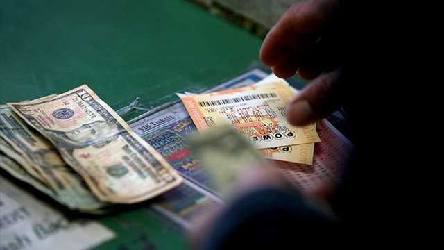 Почему политикам и налоговикам так часто везет в лотерею