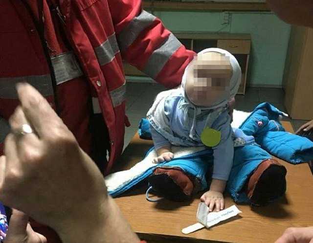 Горе-мать бросила 9-месячного ребенка возле метро в Киеве, чтобы "побухать"