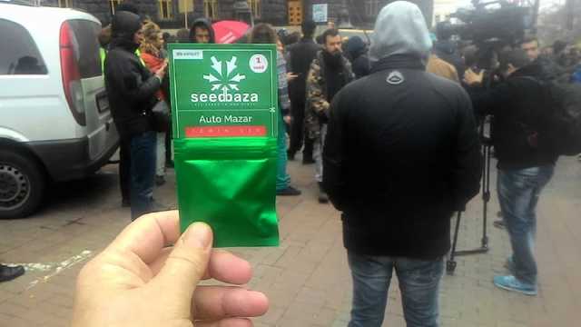 Возле Кабмина раздают наркотики, улицы перекрыты