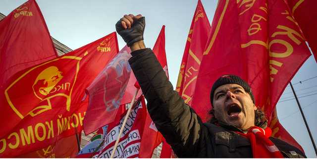 Настоящий коммунист: на акции в Днепре член запрещенной организации страшно обматерил девушку за сине-желтые ленты