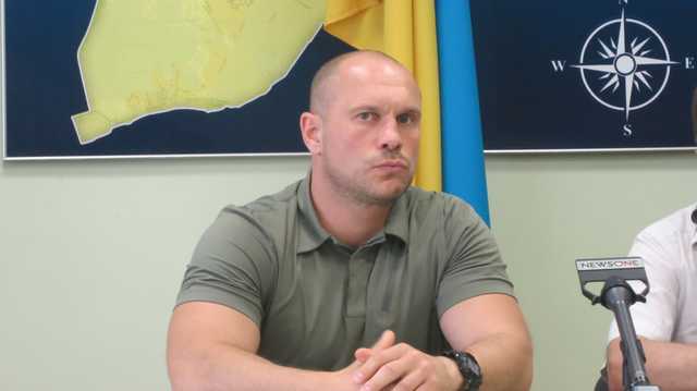 Одиозный украинский политик показал, как устроился с женской грудью