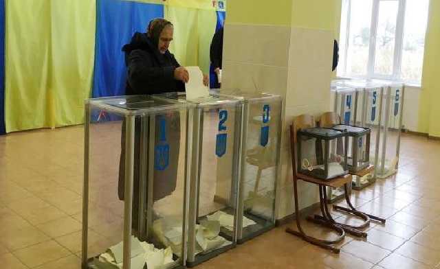 В Украине проходят первые выборы в объединенных территориальных общинах