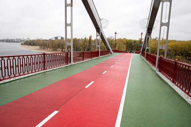 Пешеходный мост в Киеве после ремонта предстал в новом цвете