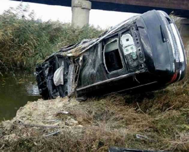 На Николаевщине сорвался с моста «Mercedes»: двоих людей госпитализировали