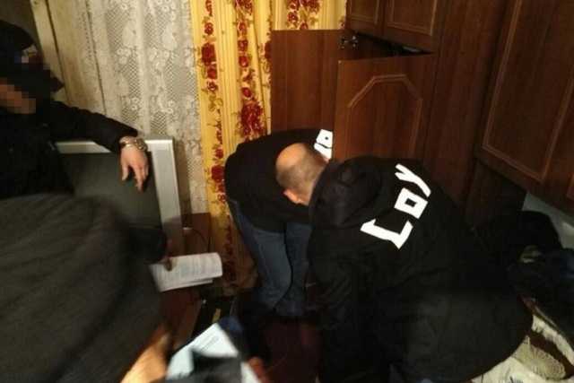 Бывший, нынешний полицейские и экс-заключенный торговали оружием в Полтавской области