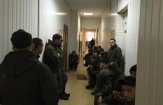 Сына Авакова везут в Соломенский суд. Туда уже вошли десятки людей в камуфляже