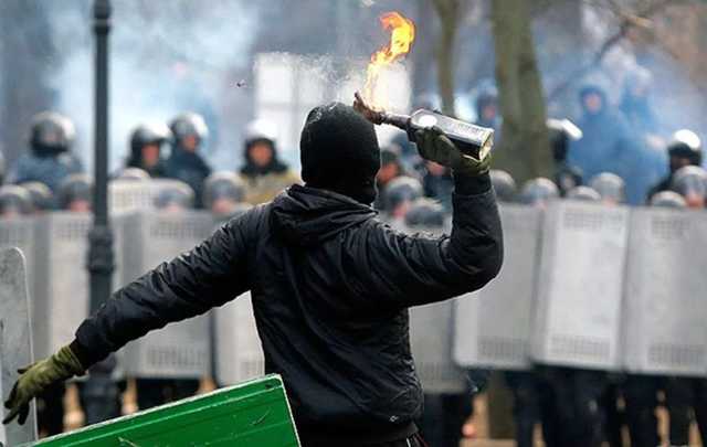 "Горячая" ночь в Киеве: коктейли Молотова в авто и попытка поджога домов