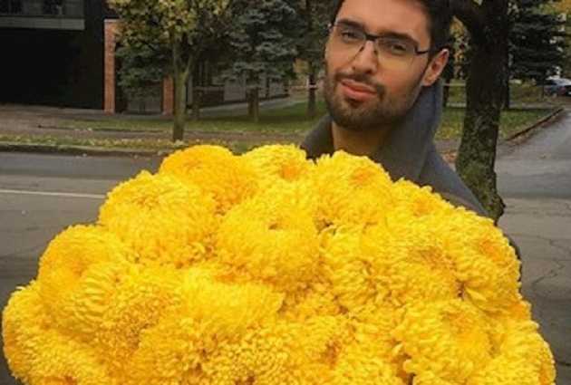 Виталий Козловский с букетом проведал подругу Нелю Штепу