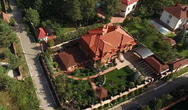 Как живут прокуроры в обворованной, нищей стране