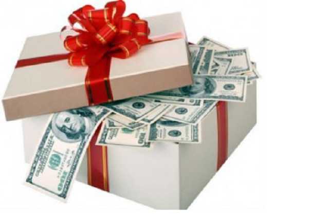 Чиновниця Закарпатської ОДА отримала практично мільйон гривень у подарунок