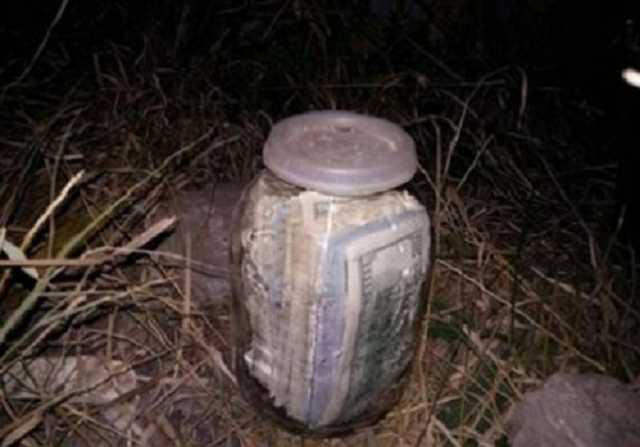 Тернопольскому рабочему грозит 7 лет тюрьмы за найденную банку с деньгами