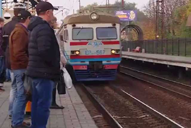"Штурмом берем": в сеть попало видео с ужасами электрички под Киевом