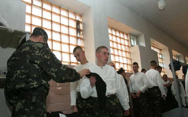 Может ли полиция забрать человека с улицы в военкомат – ответ юриста