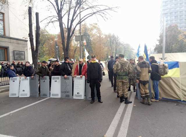 Геращенко: Протестующие обыскивают посетителей Рады