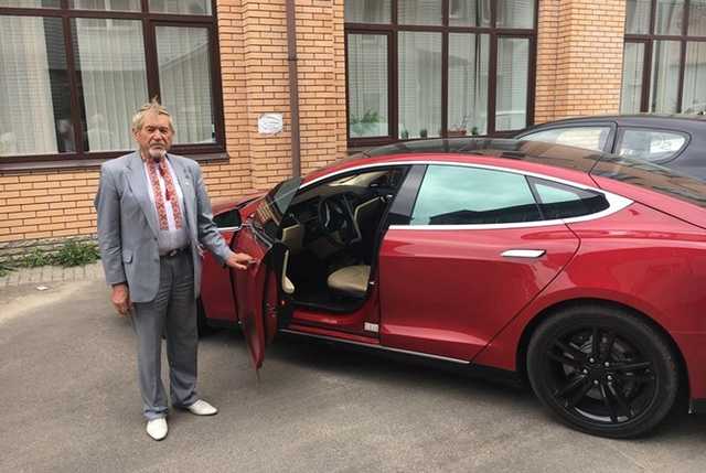 Киевским продавцом меда на "Тесла" оказался известный академик и заслуженный пасечник Украины