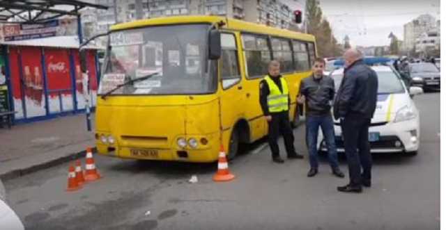 В Киеве задержали водителя маршрутки, который сбил насмерть двух человек на остановке
